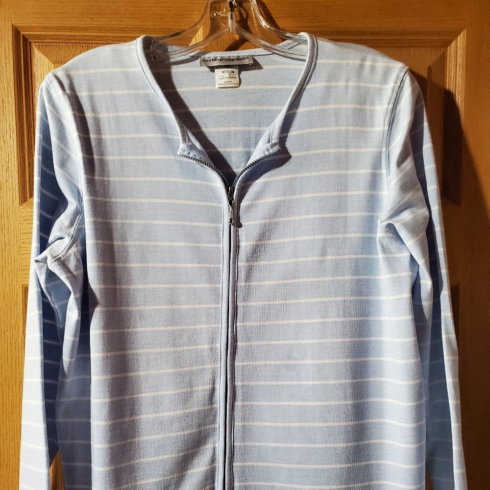 CATHY DANIELS LIGHT BLUE/WHITE ZIP FRONT LONG SLEEVE SHIRT SIZE M